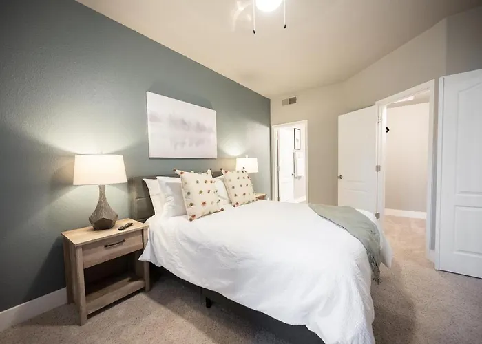 Apartment Landing - Modern With Amazing Amenities *